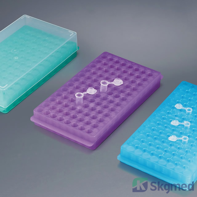 Obojstrann&eacute; stojany s 96 jamkami